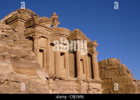 Rock cut tomba denominata 'monastery' della storica rock cut città di Petra, Giordania Petra Foto Stock