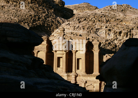 Rock cut tomba denominata 'monastery' della storica rock cut città di Petra, Giordania Petra Foto Stock