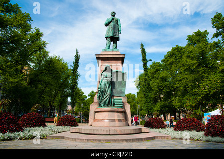 Statua di JL Runeberg il poeta nazionale della Finlandia in Esplanadi Park avenue street central Helsinki Finlandia Europa Foto Stock