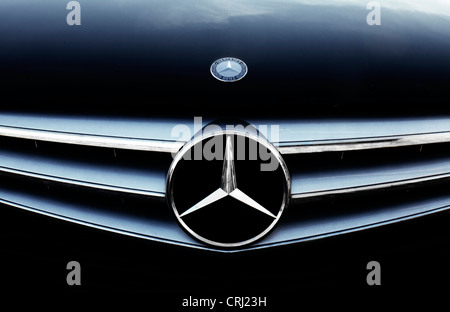 Mercedes Benz logo e cofano auto visto dal lato anteriore Foto Stock