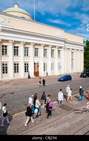 Gruppo turistico a piedi sulla strada Unioninkatu Kruununhaka distretto centrale di Helsinki Finlandia Europa Foto Stock