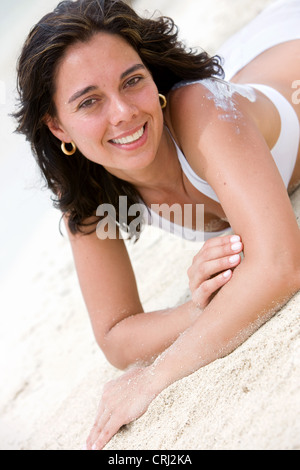 Bella giovane donna rilassante sulla spiaggia Foto Stock