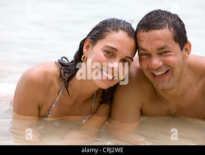 Amare giovane in acqua e di godersi le proprie vacanze in spiaggia Foto Stock