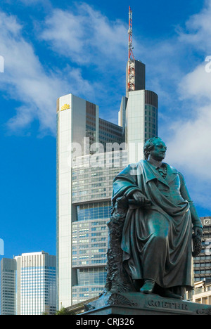 Commer Banca con Goethe memorial in primo piano, Germania, Hesse, Frankfurt am Main Foto Stock