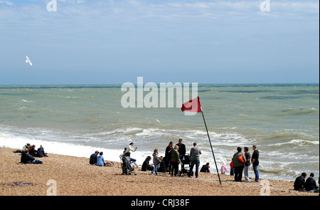 Pericolo Rosso battenti bandiera sulla spiaggia di Brighton SUSSEX REGNO UNITO segnalare il fatto che il mare è troppo ruvida per andare a nuotare Foto Stock