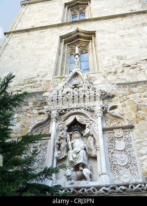 Edificio decorato sul muro nel quartiere del Castello di Budapest Ungheria Foto Stock