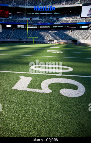 50 yard marcatore di linea in American Football Stadium. Foto Stock