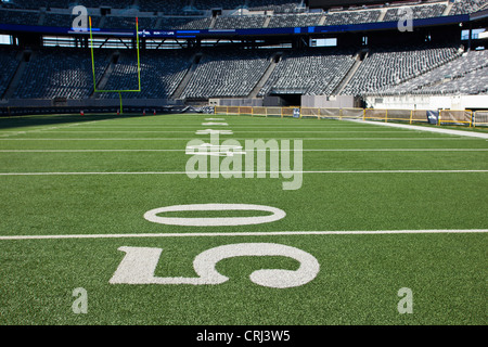 50 yard marcatore di linea in American Football Stadium. Foto Stock