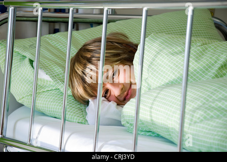 Bambino di 10 anni in ospedale per bambini Foto Stock