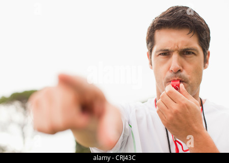 Arbitro fischio di soffiatura nel gioco Foto Stock