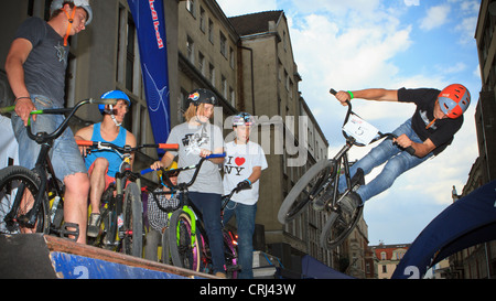 Prestazioni estreme di ciclisti e skaters al Red Bull MOBILE Street attacco. Katowice in Polonia. Foto Stock