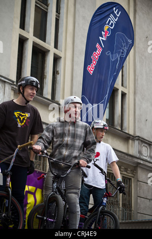 Prestazioni estreme di ciclisti e skaters al Red Bull MOBILE Street attacco. Katowice in Polonia. Foto Stock