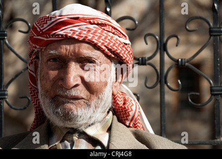 Ritratto di un musulmano ocal uomo che indossa keffiyeh, Sanliurfa (Urfa), Turchia Foto Stock