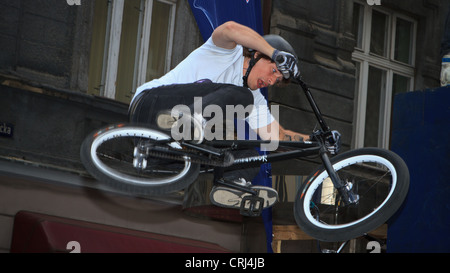 Prestazioni estreme di ciclisti e skaters al Red Bull MOBILE Street attacco. Katowice in Polonia. Foto Stock