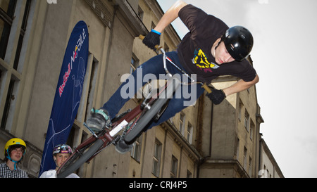 Prestazioni estreme di ciclisti e skaters al Red Bull MOBILE Street attacco. Katowice in Polonia. Foto Stock