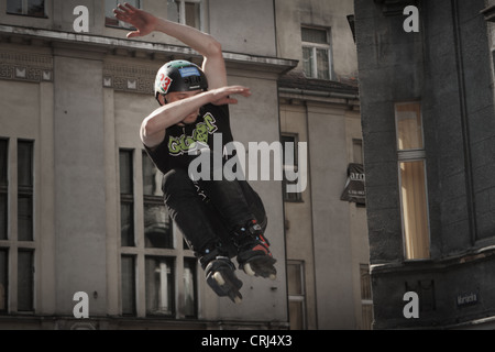 Prestazioni estreme di ciclisti e skaters al Red Bull MOBILE Street attacco. Katowice in Polonia. Foto Stock