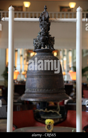 Si tratta di una foto di una grande campana all'ingresso di un 5 stelle nella Lobby. Si tratta di rendere in acciaio, rame o ferro. Ding Dong! Foto Stock