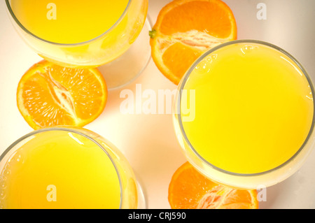 Acido ascorbico comune bevanda fredda di acido folico frutta bicchieri di vetro sano arancione bere succo di arancia il potassio lo scorbuto vitamina C Foto Stock