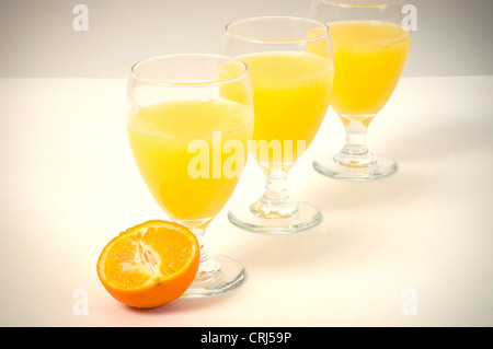 Acido ascorbico comune bevanda fredda di acido folico con bicchieri in vetro bibita salutare sano arancione bere succo di arancia il potassio lo scorbuto Vit Foto Stock