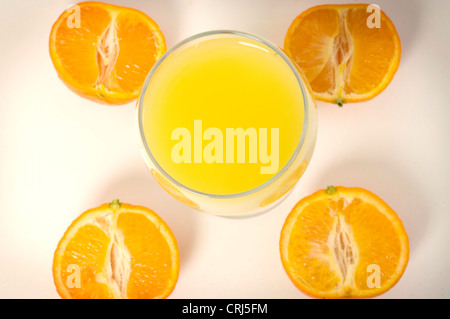 Acido ascorbico comune bevanda fredda di acido folico con bicchieri in vetro bibita salutare sano arancione bere succo di arancia il potassio lo scorbuto str Foto Stock