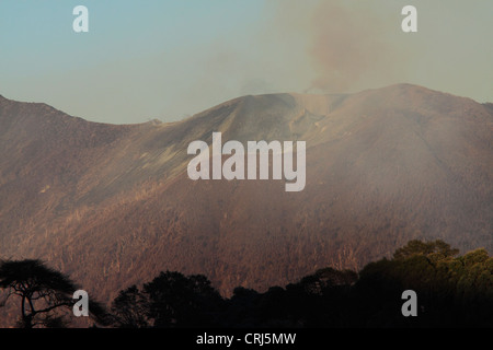 Il cratere attivo del vulcano Turrialba al crepuscolo. Costa Rica. Dicembre 2011. Foto Stock