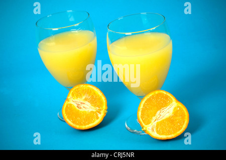 Acido ascorbico comune bevanda fredda di acido folico con bicchieri in vetro bibita salutare contagio arancione di succo di arancio il potassio lo scorbuto vitamina C Foto Stock