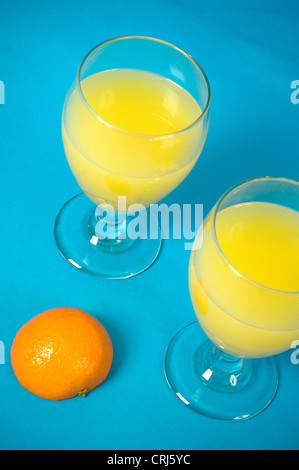 Acido ascorbico comune bevanda fredda di acido folico frutta bicchieri di vetro bibita salutare sano arancione bere succo di arancia Scur di potassio Foto Stock