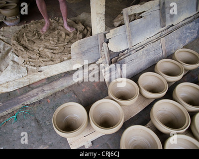 Lavoratori che producono ceramiche a Hoi An, Vietnam Foto Stock