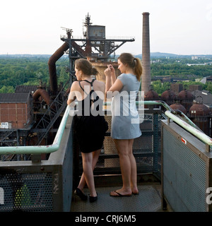 Due giovani donne un una piattaforma vviewing dell'altoforno nel paesaggio del Parco Nord di Duisburg, in Germania, in Renania settentrionale-Vestfalia, la zona della Ruhr, Duisburg Foto Stock