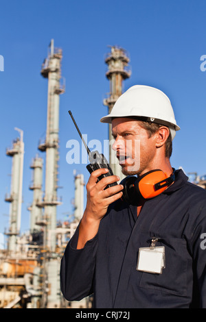 Lavoratore utilizzando walkie talkie sul sito Foto Stock