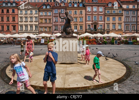Bambini che giocano al Mermaid fontana nella piazza del Mercato nella Città Vecchia di Varsavia, Polonia Foto Stock