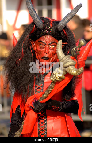 Donna vestito come she-devil al carnevale di Lucerna, Svizzera, Lucerna Foto Stock