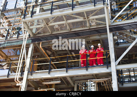 I lavoratori in piedi sulla mensola insieme Foto Stock