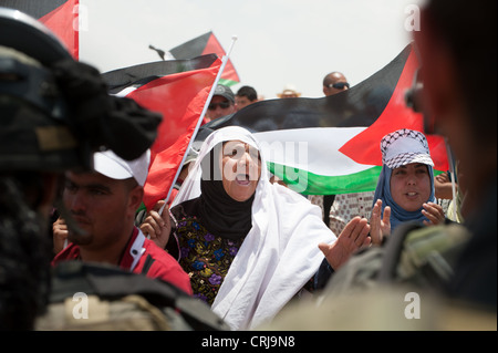 Le donne palestinesi affrontare i soldati israeliani in una dimostrazione vicino Susya nel sud delle colline di Hebron. Foto Stock