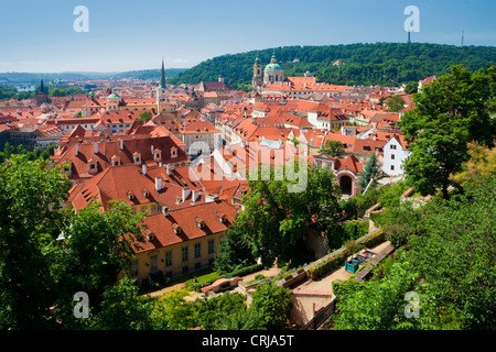 Repubblica ceca Praga - st. nicolas church e i tetti di mala strana Foto Stock