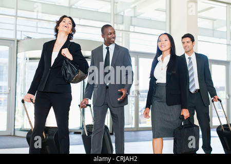 La gente di affari valigia nella lobby Foto Stock