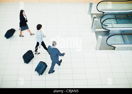 La gente di affari valigia nella lobby Foto Stock