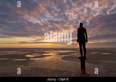 Un altro Luogo linfa statue di metallo sulla spiaggia di Crosby di Antony Gormley Crosby Metropolitan Borough di Sefton Merseyside Inghilterra GB Europa Foto Stock