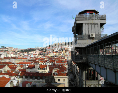 Passeggero storico ascensore Elevador de Santa Justa, Portogallo, Lisbona Foto Stock