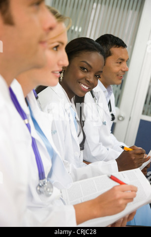 Il gruppo di medici in un incontro di lavoro in un caso all'ospedale Foto Stock