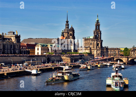 Annuale famosa nave a vapore parade sul fiume Elba vicino alla città vecchia di Dresda, in Germania, in Sassonia, Dresden Foto Stock