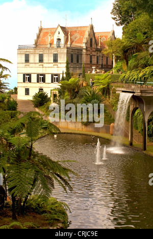 Romantico lago centrale con l'edificio principale presso il famoso Monte Palace Giardino Tropicale a Funchal, Portogallo, la Madera Foto Stock