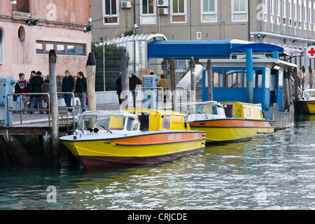 Acqua ambulanze in attesa di chiamata al di fuori di un ospedale a Venezia Foto Stock