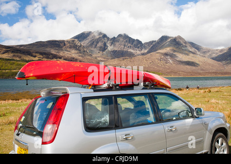 Blaven un valore erratico dei Cuillin Ridge sull'Isola di Skye in Scozia, Regno Unito, dal Torrin, con una vettura e canoa da Loch Slappin. Foto Stock