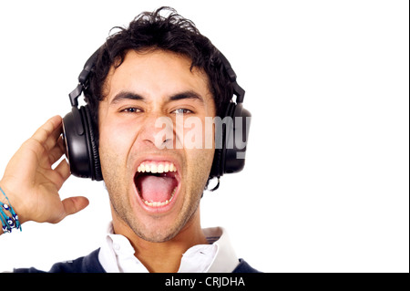 Funky guy urlando mentre si ascolta la musica Foto Stock