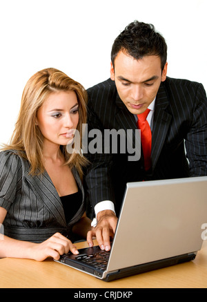 Azienda giovane al lavoro su un notebook Foto Stock