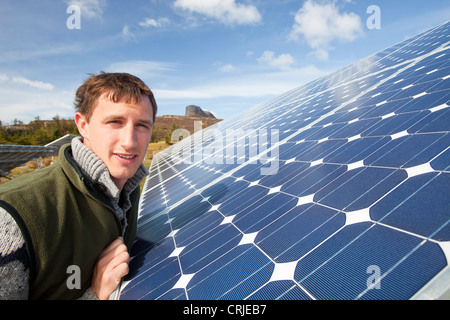 Elettricista e pannelli solari sul isola di Eigg la cui energia elettrica è alimentata 98% da fonti rinnovabili, Scotland, Regno Unito. Foto Stock