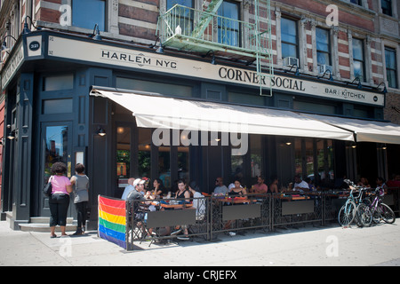 Patroni sedersi al cafe esterno dell'angolo ristorante sociale sulla Lenox Avenue nel quartiere di Harlem in New York Foto Stock