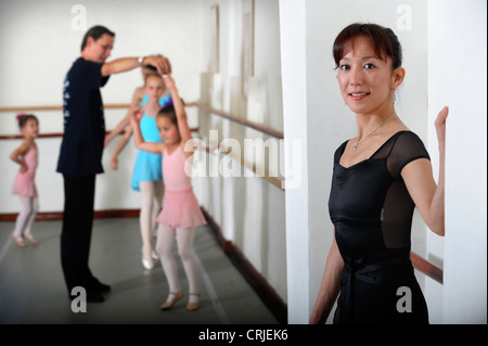 Ballerini e insegnanti Chika Temma e Yuri Demakov a loro Bristol dance studio REGNO UNITO Foto Stock