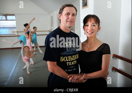 Ballerini e insegnanti Chika Temma e Yuri Demakov a loro Bristol dance studio REGNO UNITO Foto Stock